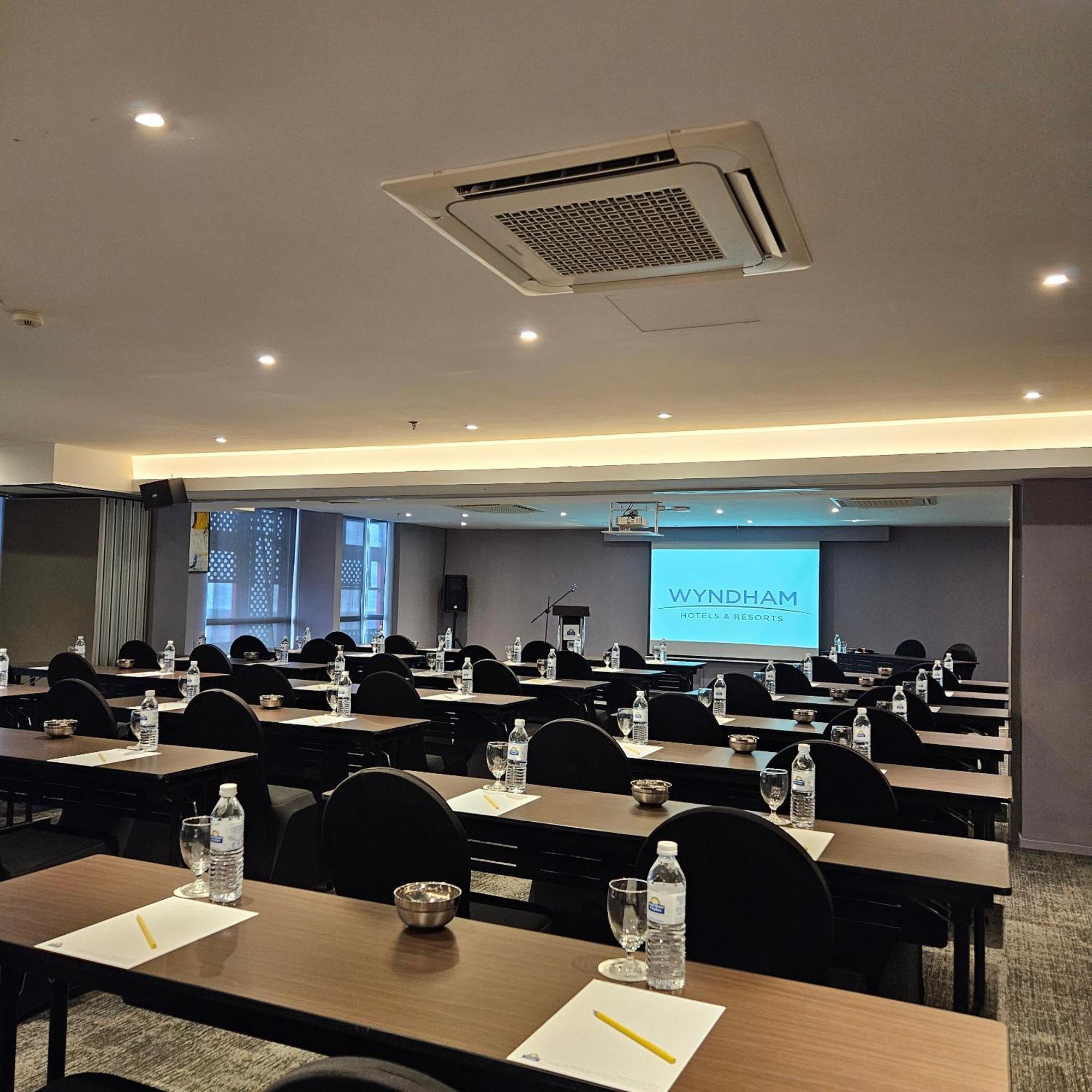 Days Hotel & Suites By Wyndham Kl - Chan Sow Lin Mrt Or Lrt Kuala Lumpur Eksteriør bilde