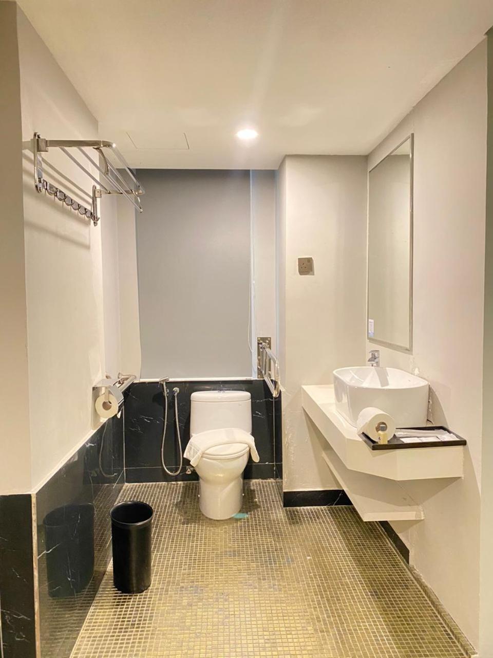 Days Hotel & Suites By Wyndham Kl - Chan Sow Lin Mrt Or Lrt Kuala Lumpur Eksteriør bilde